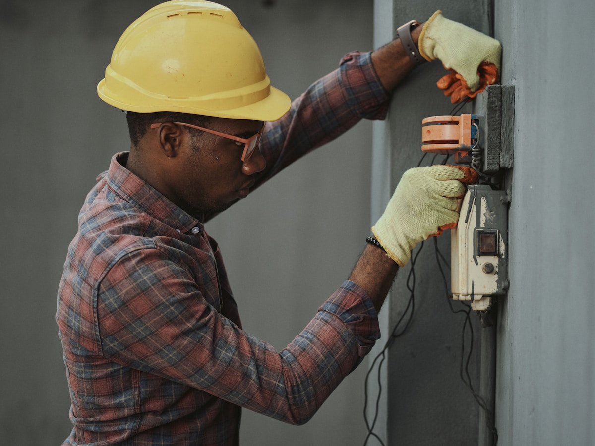 Électricien professionnel au travail à Saint-Tropez